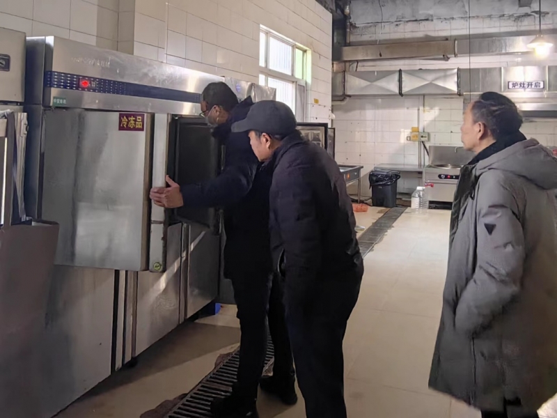 男人站在厨房里 中度可信度描述已自动生成