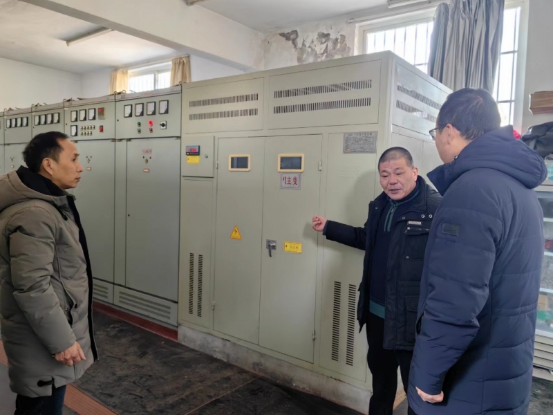 图片包含 人, 站, 室内, 男人 描述已自动生成