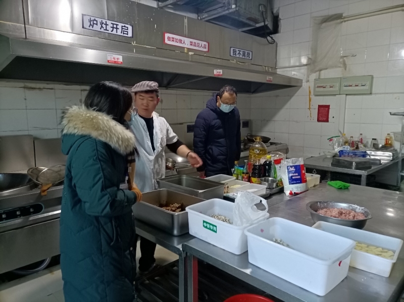 男人和女人在厨房里准备食物 描述已自动生成